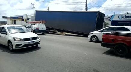 Baú se desprende de carreta e deixa o trânsito lento na Via Expressa