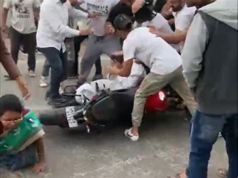 Congress Leader Was Kicked And Punched In The Middle Of The Road