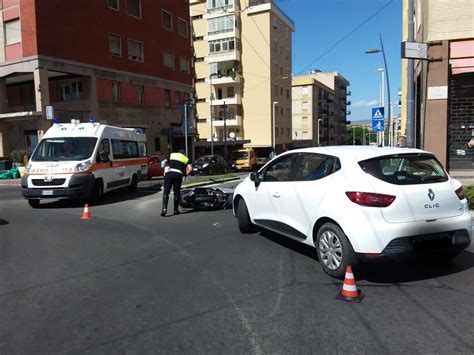 Cagliari Auto Contro Scooter Nella Rotatoria Di Via Is Mirrionis