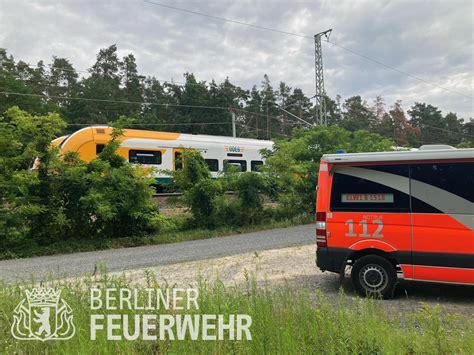 Berliner Feuerwehr On Twitter In Rahnsdorf Blieb Eine Regionalbahn