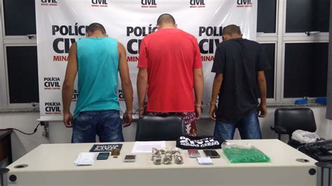 Três Jovens São Presos Com Drogas Anotações E Depósitos Do Tráfico Em