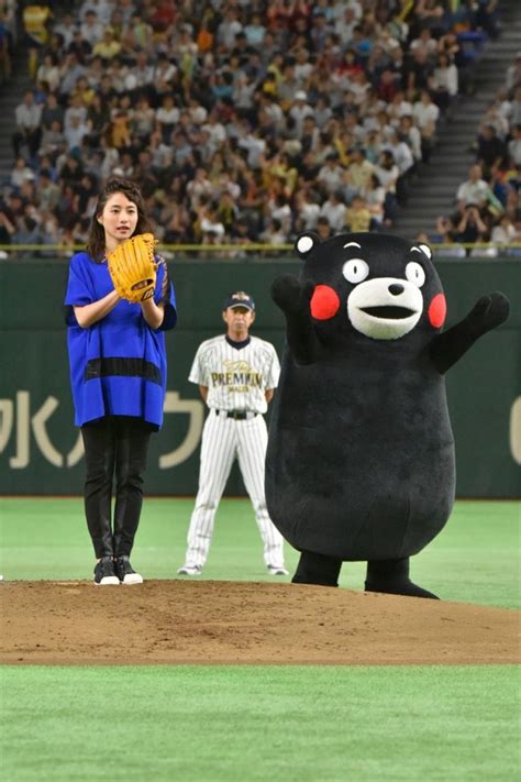 （写真）石原さとみが始球式に登場！ リーゼントなびかせ決めた今年の投法は エンタメ ニュース ｜クランクイン！