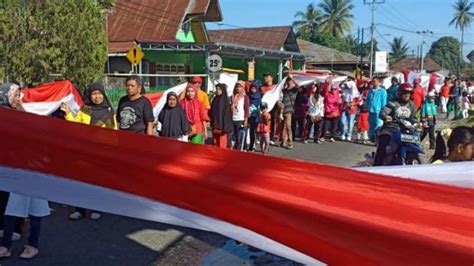 Foto Bendera Merah Putih Sepanjang 1 Km Diarak Keliling Kota Padang