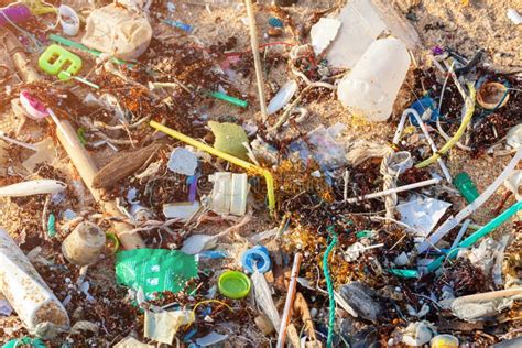 Lixo Espalhado Na Praia Foto De Stock Imagem De Areia