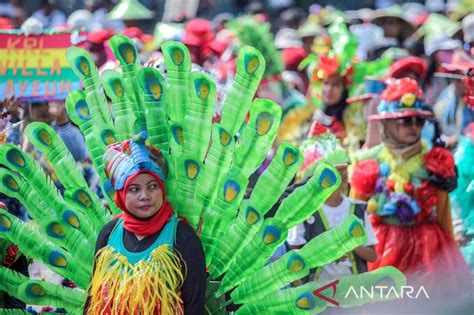 Warga Ikuti Parade Busana Daur Ulang Di Bogor ANTARA News