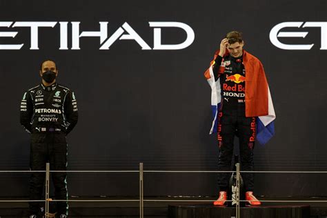 Angkat Trofi Juara Dunia F1 Verstappen Tujuan Hidup Saya Tercapai