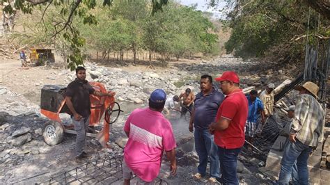 Alcalde de Nocupétaro supervisa la construcción de puentes para mejorar