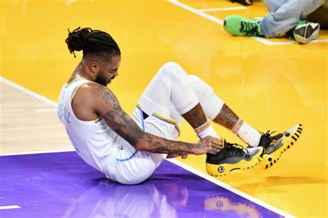 Lakers Dangelo Russell Exits Court Suffering Ankle Sprain As Lebron