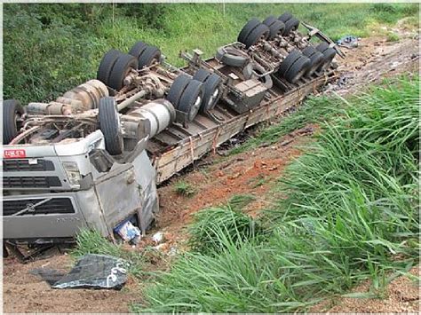 Carreta Que Seguia Para São Paulo Tomba Na Br 101 Alagoas 24 Horas