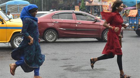 দাবদাহে বিরতি স্বস্তির বৃষ্টি শহরে