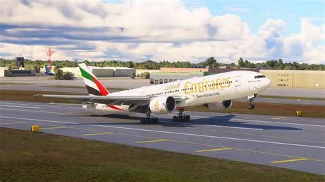 Very Low On Water Dangerous Landing Boeing Emirates Landing At