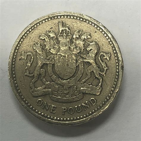 1983 Royal Arms One Pound Coin Writing Error DECUS ET TUTAMEN Upside