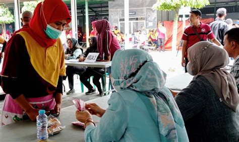 Cair Pekerja Pabrik Rokok Di Majalengka Terima Blt Bagi Hasil Cukai