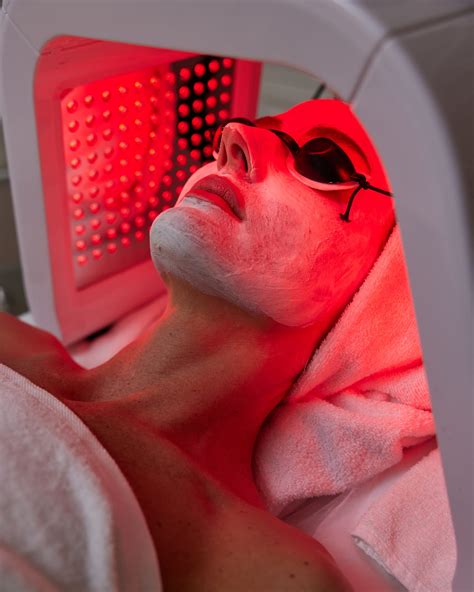 Red Light Therapy Benefits Side Effects And Uses Jennifer Carly