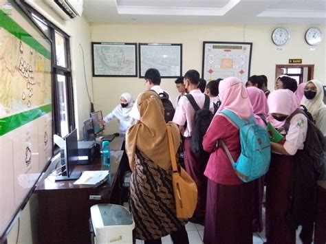 Sma N I Dan Sma N 4 Kota Blitar Kunjungi Stasiun Geofisika Malang Bmkg