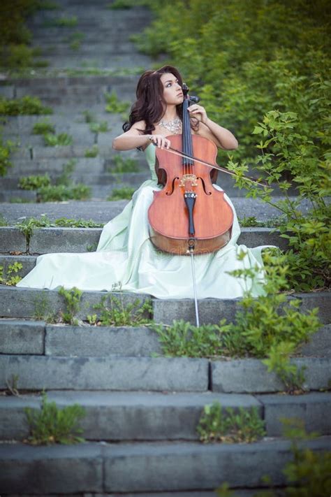 Giovane Che Gioca Il Violoncello Ritratto Del Violoncellista Fotografia