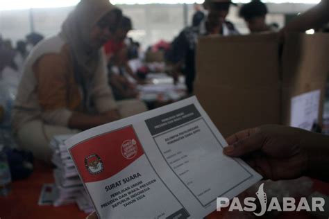 Foto Pelipatan Surat Suara Pilpres Dan Pileg Pemilu 2024