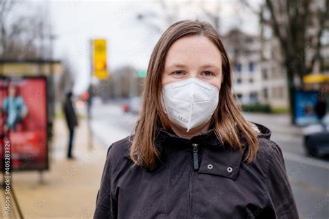 Frau mit FFP2 Maske wegen verschärfter Corona Maskenpflicht im