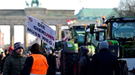 Bauern setzen Proteste am dritten Tag fort Özdemir mahnt mehr