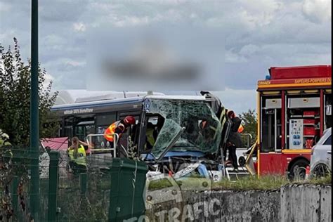 Val d Oise la collision entre un bus et un poids lourd fait un blessé