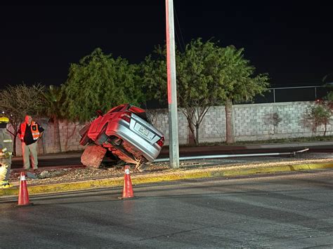 Conductora se impacta contra dos postes y termina volcándose un menor