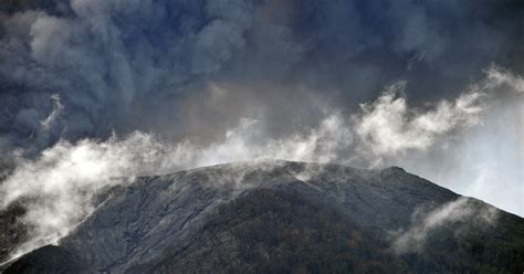 Volcán Sangay arroja ceniza y derrama material magmático en Ecuador