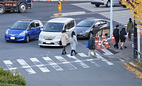 交差点で左折後の道路が2車線の場合はどちらの車線に？道交法の記述 ライブドアニュース