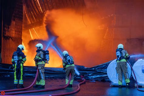 Pelotons Ingezet Voor Enorme Brand Op Industrieterrein In Harlingen