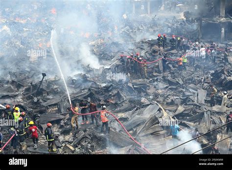 Feuerwehrleute versuchen ein Feuer zu löschen das am 4 April 2023 in