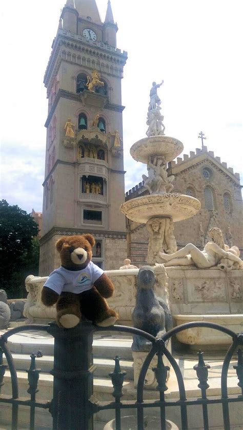 Der Urlaubär von ferienwohnungen de vor dem Dom von Messina auf