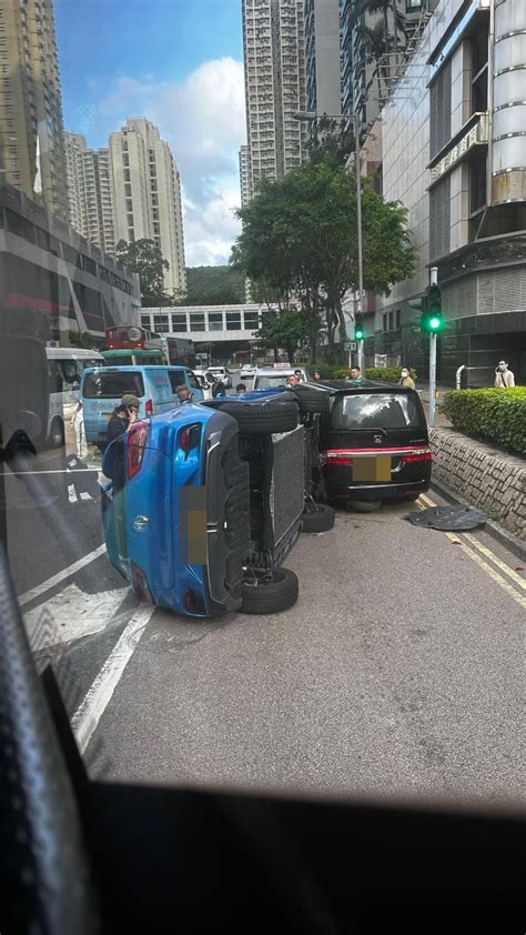 將軍澳私家車撞七人車後翻側 2司機受傷送院 星島日報