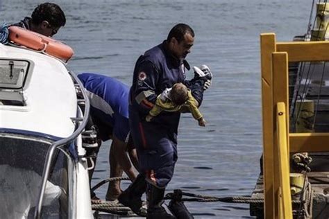 Al Menos Muertos Por Un Naufragio Frente A Las Costas De Salvador De