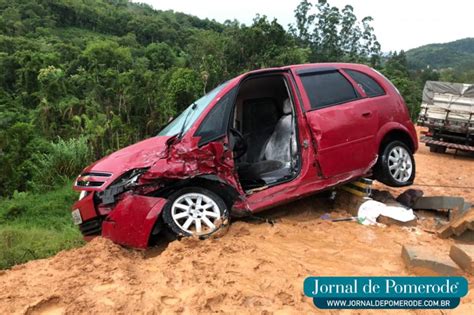 Acidente Envolve Carro E Caminh O Em Pomerode Fundos Jornal De Pomerode