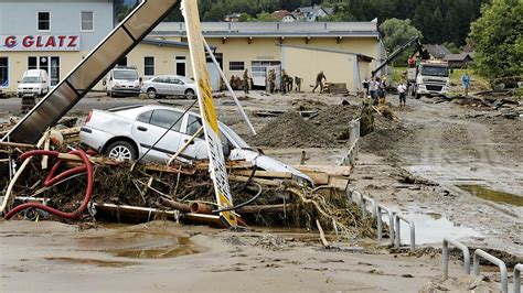 Überschwemmungen in Österreich Unwetter fordern eine Tote n tv de