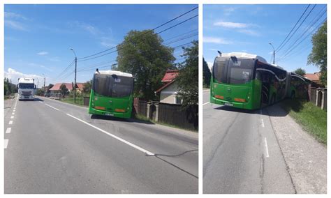 FOTO Un Autobuz RATBV a intrat în curtea unei case