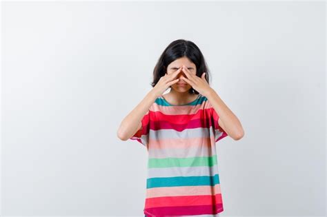 Petite Fille Couvrant Les Yeux Avec Les Mains En T Shirt Et Semblant