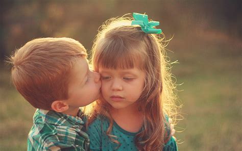 Dos tops verdes de niño niño lindo niños amor humor Fondo de