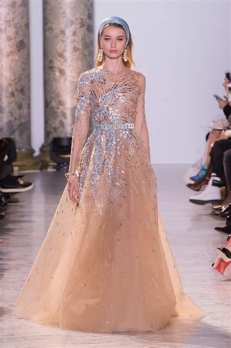 Egito Nos Anos 40 Inspira A Alta Costura De Elie Saab Desfiles Vogue