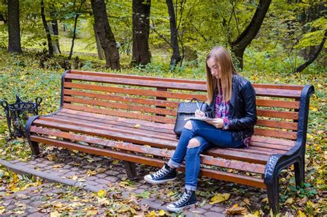 Fille Ado Lisant Un Livre Au Parc Photo Stock Image Du école