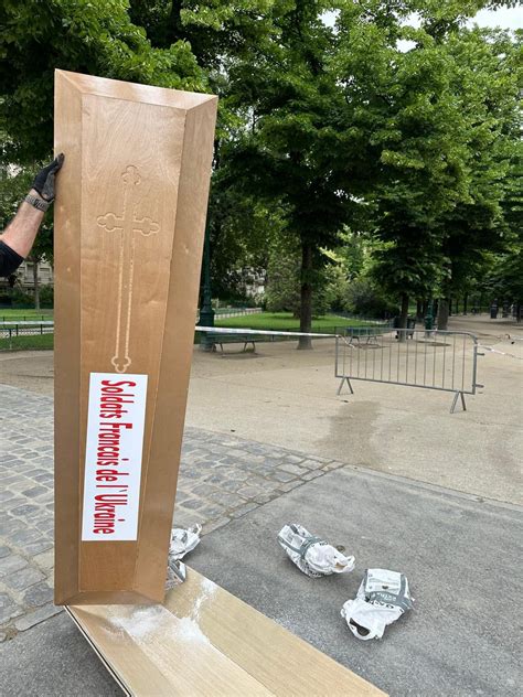 Cinq cercueils retrouvés devant la tour Eiffel une enquête ouverte