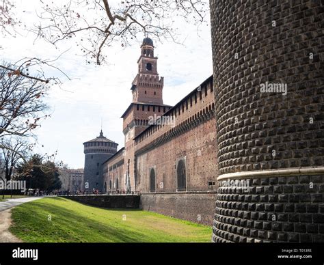 Viajar A Italia Vista De La Pared Externa Del Castello Sforzesco Con