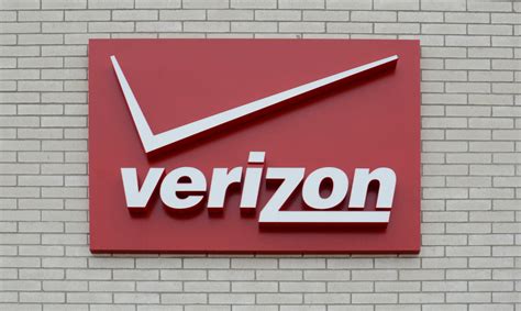 verizons head  communications leaves company