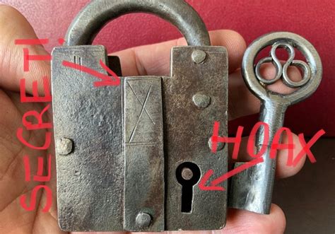 Magnifique cadenas ancien et rare en fer forgé rivé de Catawiki