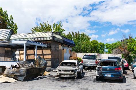 Autos Da Ados Por El Reciente Incendio Estacionados Frente A Un Centro