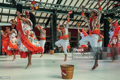 O Que E Danca Popular - Foto de Dançarinos Populares Brasileiros Que Executam Uma Dança Típica ...