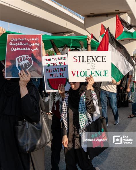 “Glory to the martyrs and victory to the resistance.” A mass march in ...