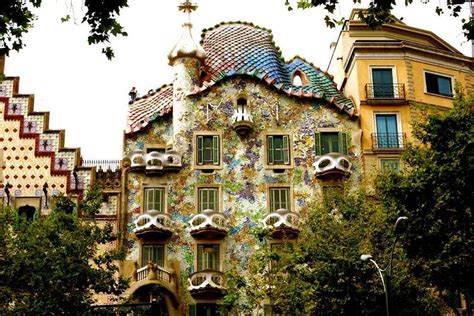 Barcelona Gaudi House Puzzle Online