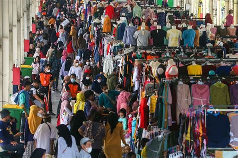 FOTO Lonjakan Omzet Pedagang Pasar Tanah Abang Jelang Lebaran