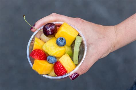 Vista Superior De Una Taza Llena Con Las Frutas Tropicales Foto De