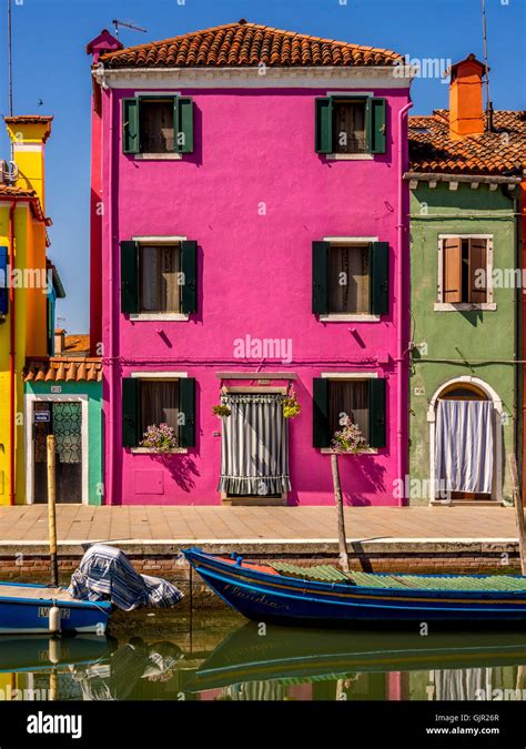 Los Edificios Pintados De Colores Tradicionales De La Isla De Burano